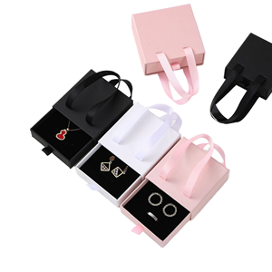 Boîte à bijoux portable en carton rigide écologique avec gaufrage, personnalisable avec logo, pour bagues et colliers - Product Image 1