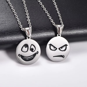 Collar con Colgante de Cara Expresiva Divertida para Mujer y Hombre, de Acero Inoxidable, Estilo Hip Hop, con Dije Redondo de Dibujos Animados, Accesorios de Joyería - Product Image 1