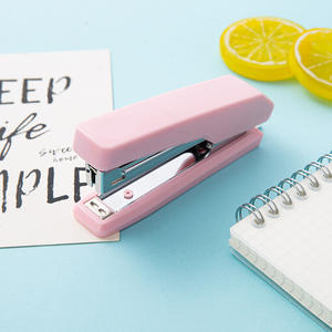 Venta caliente <span class=keywords><strong>precio</strong></span> <span class=keywords><strong>de</strong></span> fábrica <span class=keywords><strong>mano</strong></span> fácil conveniente tamaño <span class=keywords><strong>de</strong></span> bolsillo No 10 grapadora para niños papelería escolar grapadora <span class=keywords><strong>de</strong></span> plástico - Product Image 4