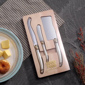 Ensemble de 3 couteaux <span class=keywords><strong>à</strong></span> fromage <span class=keywords><strong>Laguiole</strong></span> avec logo personnalisé, en acier inoxydable, avec <span class=keywords><strong>couteau</strong></span> <span class=keywords><strong>à</strong></span> <span class=keywords><strong>beurre</strong></span> et <span class=keywords><strong>couteau</strong></span> <span class=keywords><strong>à</strong></span> fromage <span class=keywords><strong>à</strong></span> dents, avec plateau en bois, pour cadeau de mariage - Product Image 1