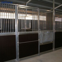 Écurie extérieure pour chevaux avec toit, panneaux de box en acier, abri portable pour chevaux, portail à charnières