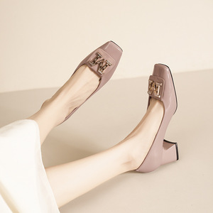 Zapatillas de Tacón Grueso con Punta Cuadrada y Logotipo Metálico en Relieve, Estilo Slip-On para Mujer, para Oficina - Product Image 2