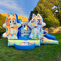 Enfants jouant videur gonflable de maison avec le matériel de PVC de château sautant de chien bleu d'obstacle