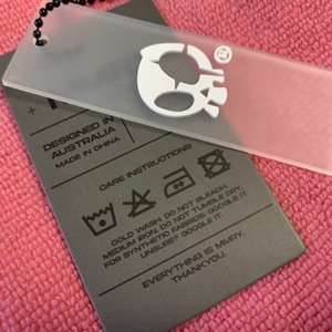 Etichette Pendenti in PVC con Logo Teschio <span class=keywords><strong>3D</strong></span>, <span class=keywords><strong>Stampa</strong></span> CMYK, Cartoncino Spesso per Abbigliamento - Product Image 2