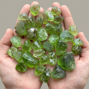 Magnifique pierre précieuse de péridot vert naturel, brute et facettée, de qualité supérieure, pour la création de bijoux - Product Image 1