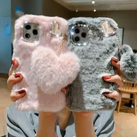 Luxe Amour Pendentif Téléphone étui pour iphone 16 15 Pro Max 14 13 12 11 X XS XR 8 7 6 Plus SE 2020 Mignon Chaud Hiver En Peluche Fourrure Couvre