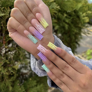 Vente en gros de faux ongles carrés <span class=keywords><strong>flamme</strong></span>, 24 pièces, couleurs mélangées, longs ongles colorés, pose d'ongles, art des ongles, emballage personnalisé avec logo - Product Image 1