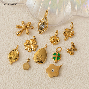 Talismans de la Fleur Sacrée |   Pendentifs en acier inoxydable plaqué or PVD 18 carats, motifs <span class=keywords><strong>Lotus</strong></span>, Trèfle, Fleur, Feuille, Fleur de cerisier - Product Image 2
