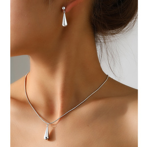 Juego de Joyería de Lujo 2026 Sin Caja, Chapado en Oro, Acero Inoxidable, Collar y Aretes Geométricos para Mujer - Product Image 5