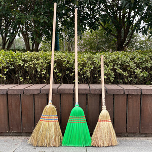 Scopa in setole di mais per impieghi gravosi Rubbermaid Commercial Products, manico in legno da 1 1/8 pollici, <span class=keywords><strong>rossa</strong></span>, scopa per interni/esterni per cortile - Product Image 6