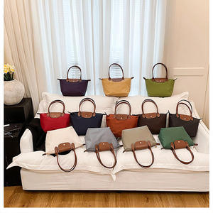 Borsa Intrecciata in Nylon Resistente, Borsa Artigianale Grande Capacità, Borsa a Mano per Donne, Design alla Moda con Colori a Contrasto, Elegante e Pratica - Product Image 5