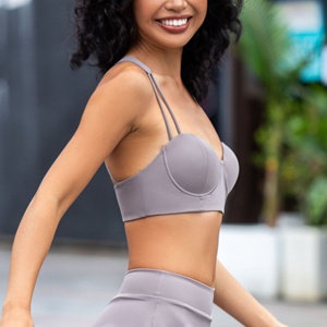 Sujetador deportivo y falda con borde de pétalos y espalda cruzada para niñas con logotipo personalizado, conjunto de traje de tenis de golf y fitness transpirable - Product Image 6