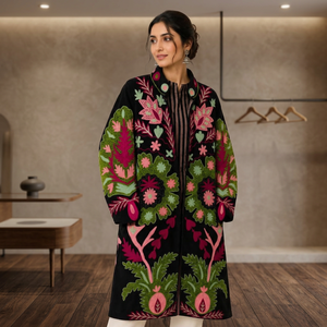 Manteau en velours Suzani brodé à la main pour femme, motif floral Paisley noir, mi-long, style kimono, ouvert sur le devant, robe bohème d'hiver - Product Image 2