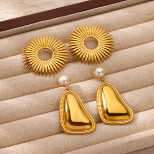 Boucles d'oreilles pendantes tendance en zircon et perles, motif fleur, en acier inoxydable plaqué or 18 carats, inaltérables, style géométrique - Product Image 1