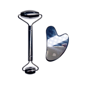 Nouveau design de masseur facial en métal argenté, Gua Sha, rouleau facial en acier inoxydable pour le froid - Product Image 3