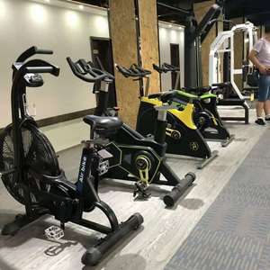 Bicicleta estática vertical con resistencia al viento ajustable, equipo comercial para entrenamiento cardiovascular - Product Image 1