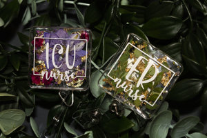 Portacredencial Retráctil Personalizado con Diseño Floral, Portacredencial con Título <span class=keywords><strong>de</strong></span> <span class=keywords><strong>Trabajo</strong></span> Hecho a Medida, Portacredencial Floral Arcoíris - Product Image 3