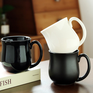 Tasse en céramique 16oz noire unie avec poignée pour boire de l'eau ou du café - Product Image 2