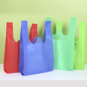 Bolsa de tela no tejida personalizada, reciclable, biodegradable y reutilizable, estilo camiseta, con asa de parche para empaque de regalos - Product Image 3