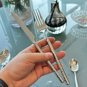 DF BC Fashion Nouveau Service de Couverts en Acier Inoxydable à Manche Martelé Spécial avec Couteau à Steak, Fourchettes de Table et Fourchettes à Dessert - Personnalisable - Product Image 3