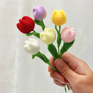 Piccolo Fiore di Tulipano Artificiale Fatto a Mano all'Uncinetto per Decorazioni Casa e Matrimonio (Senza Vaso) - Product Image 1