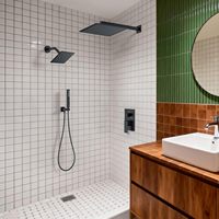 Ensemble de douche mural carré noir mat poli avec système de douche à double jet pluie et douchette à main pour hôtels et appartements