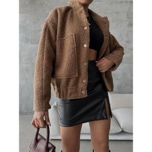Veste universitaire marron bouclée pour filles, logo personnalisé brodé, vêtements d'extérieur, rembourrage en polyester, coque en cuir teint pour l'automne et le printemps - Product Image 2