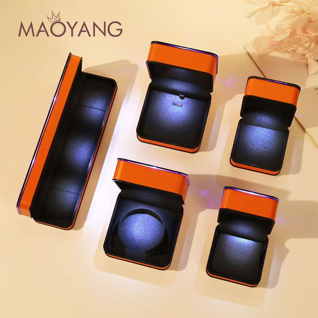 Customized High-end PU Leather Necklace Earrings Bracelet Ring Box Long Chain Gift Box with LED Light