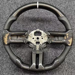 Volante de fibra de carbono de alta calidad para <span class=keywords><strong>Ford</strong></span> <span class=keywords><strong>Mustang</strong></span> <span class=keywords><strong>2010</strong></span> 2011 2012 2013 2014 volante de coche accesorios de coche personalizados - Product Image 1