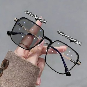 نظارات قراءة 2055 مضادة للضوء الأزرق من الذهب الخالص بتصميم عين القطة البيضاء، عدسات متغيرة اللون، إطار مربع قابل للطي وخفيف الوزن - Product Image 2