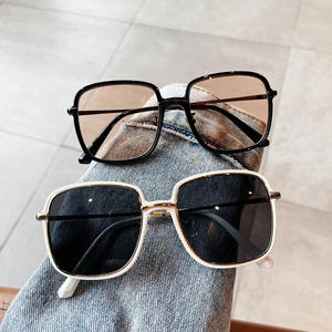 Lunettes de soleil Qianai à monture carrée large pour femmes, hybrides métal TR90, protection UV400, style urbain tendance, montures grises - Product Image 5