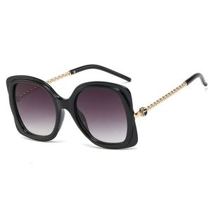Lunettes de soleil tendance 2021 avec logo personnalisé, monture en métal, monture torsadée, lunettes de soleil surdimensionnées pour femmes - Product Image 3
