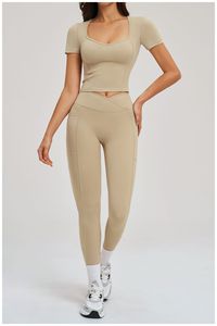 Ensemble de tenue de tennis pour femme : Haut de fitness à manches courtes, Legging de tennis à taille haute et soutien élevé, Col carré, Pantalon de gym et de course - Product Image 2