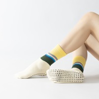 Chaussettes de sport antidérapantes en gros pour l'exercice des mollets, absorbant la transpiration, pour Pilates, haute qualité, motif graffiti, yoga, broderie personnalisée