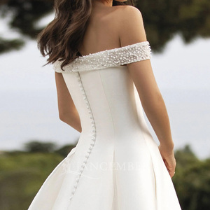 Robe de mariée élégante et moderne AM02 en satin, ornée de sequins, de fleurs, de dentelle longue et d'applications de cristaux pour femme - Product Image 2