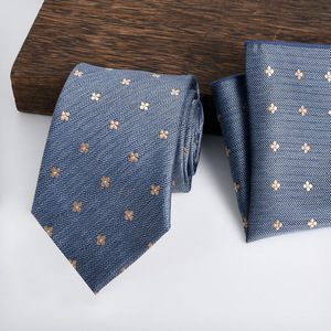 Conjunto de 2 Piezas de Corbata y Pañuelo de Bolsillo en Jacquard Color <span class=keywords><strong>Vino</strong></span> Tinto de 8 cm para Atuendo Formal de Oficina, Disponible en Stock - Product Image 2