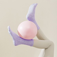 Chaussettes de trampoline Grip Barre sans couture avec logo personnalisé Chaussettes de yoga antidérapantes Chaussettes de pilates à cinq doigts en coton de compression Terry Crew