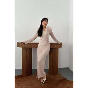 Elegante Vestido Cruzado Beige con Cuello en V, Manga Larga, Plisado, Midi, para Oficina, con Detalle de Hebilla, Tejido Cómodo - Product Image 4