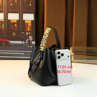 Nouveau sac seau pour femme de couleur unie, design minimaliste et polyvalent avec cordon de serrage, décoration de lettres en métal, petit sac à main