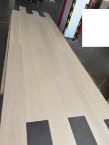 Parquet contrecollé en chêne rouge <span class=keywords><strong>blanchi</strong></span>, large planches, finition brillante, grade AB, brossé, idéal pour les zones côtières et résidentielles - Product Image 3
