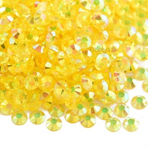 โรงงานโอลียา ขายส่งคริสตัลเรซิ่นแบบใส ขนาด 2 มม. 3 มม. 4 มม. 5 มม. 6 มม. สีใส แบบหลังแบน ไม่ใช้กาวร้อน สำหรับตกแต่งเสื้อผ้า - Product Image 4