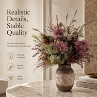 Arrangement d'alliums artificiels Wabi-sabi dans un vase en céramique vieilli pour une décoration intérieure rustique moderne