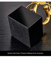 Décoration d'intérieur, sculpture en métal dorée de clé de sol de luxe avec base en marbre noir, sculpture de note de musique