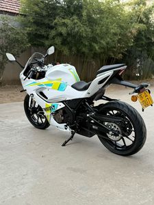 Motocicleta QJ Motor Race 250 Ligera de 250cc, Monocilíndrica, con Inyección Electrónica de Combustible, Moto Deportiva, Mini Moto, Moto de Carreras Urbanas - Product Image 3