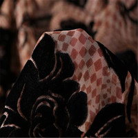 Kain Sutra Beludru Lembut Bermotif Bunga yang Menakjubkan dengan Cetakan Bunga untuk Gaun Pesta Wanita Elegan dan Menawan.