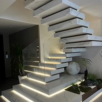 Escalier en pierre empilée, structure en acier, villa duplex simple sur mesure, balustrade en verre