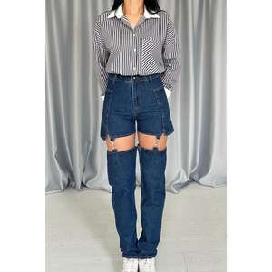 Vente en gros de jeans deux pièces modestes vintage bleus à bretelles, logo brodé, design à fente, technique délavée pour la saison printanière - Product Image 3