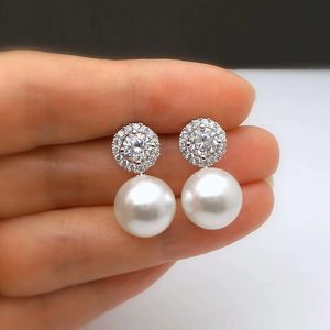 Pendientes de perlas de oro blanco con perla de imitación de diamante de corte brillante redondo para mujer, joyería clásica de moda para boda - Product Image 1