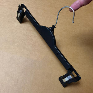 CL9630-30cm Schwarze Kunststoff-Hosenständer für Einkaufszentren, Supermärkte und Bekleidungsgeschäfte - Product Image 4