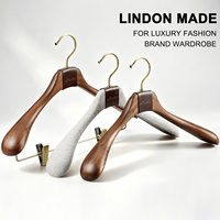 Cintre de luxe LINDON en bois de noyer pour costumes et manteaux, avec épaules larges et design enveloppé de cuir
